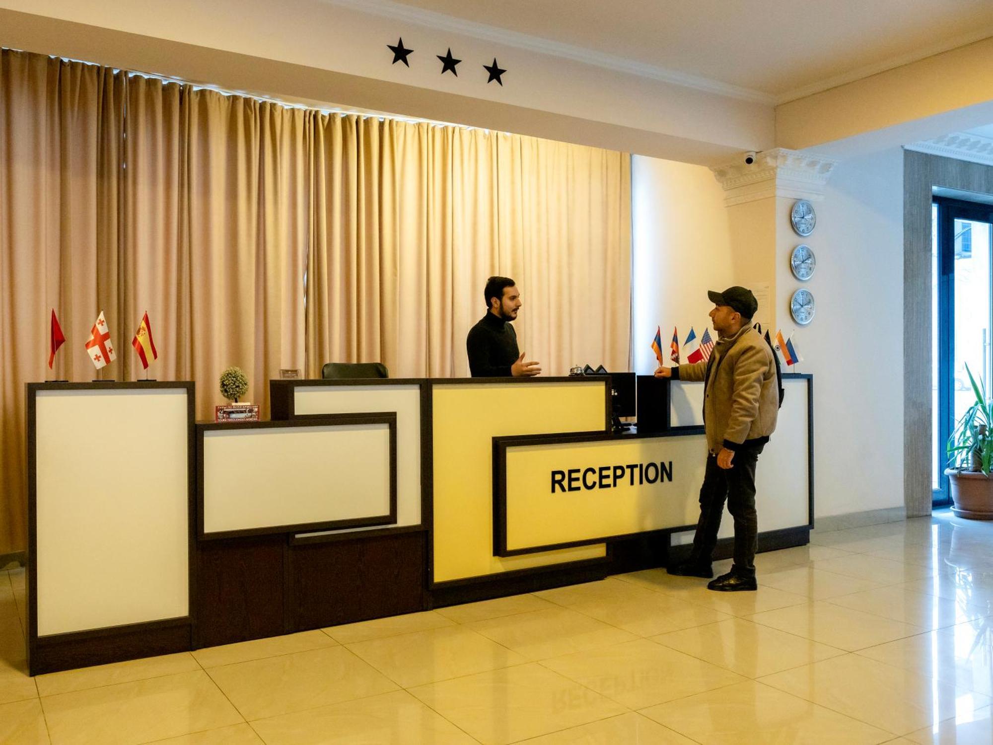Comfort Hotel Yerevan Exterior photo